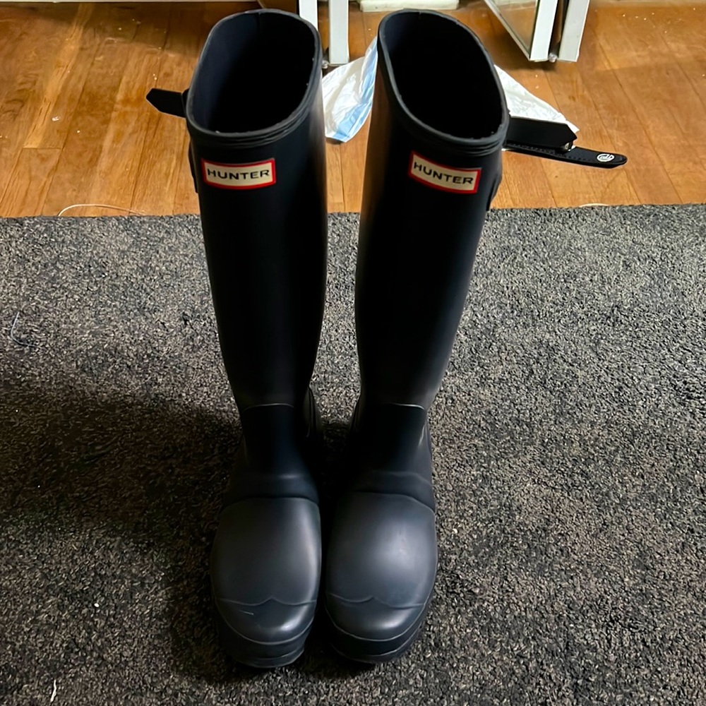 Navy/dark blue Hunter rain boots, women size 8
